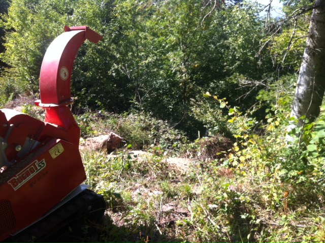 Chantier de broyage en terrain accidenté